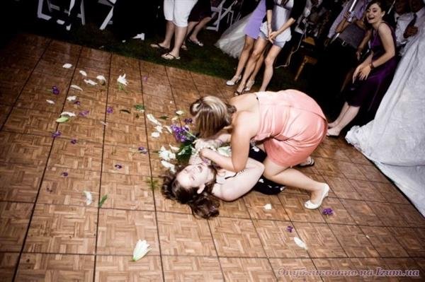 Смешные фото подружек, которые ловят букет невесты (ФОТО)