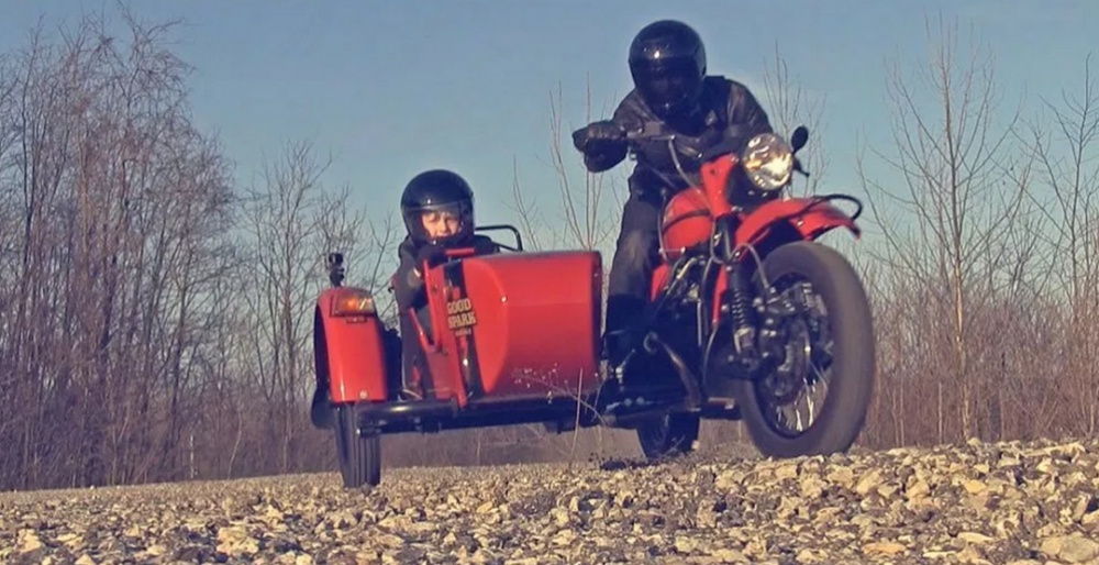 Ural cT демонстрирует, как перевозить детей на мотоцикле с коляской