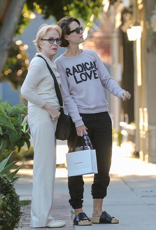 Нетрадиционные пары: Сара Полсон и Холланд Тейлор на шоппинге в Лос-Анджелесе