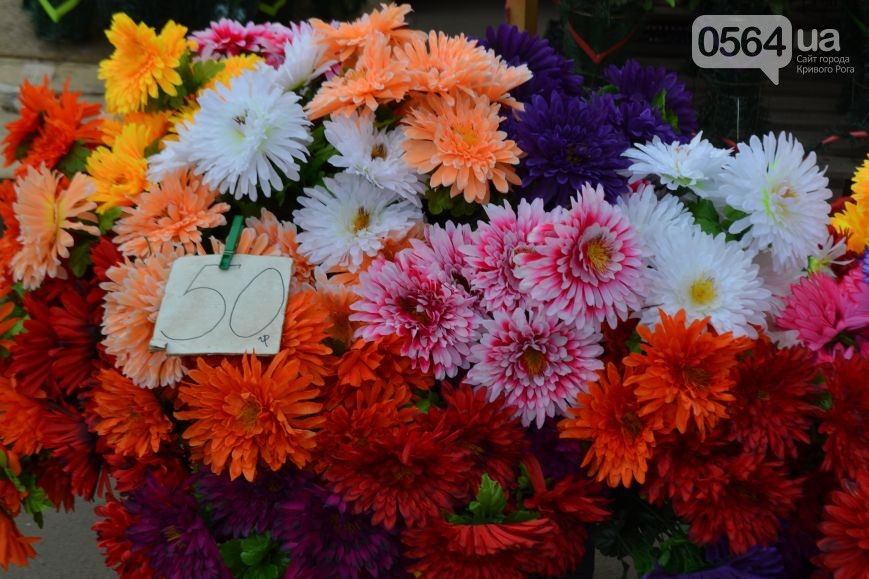 Авторитетно: искусственные цветы и "пикники" на кладбищах противоречат канонам христианства (ФОТО)