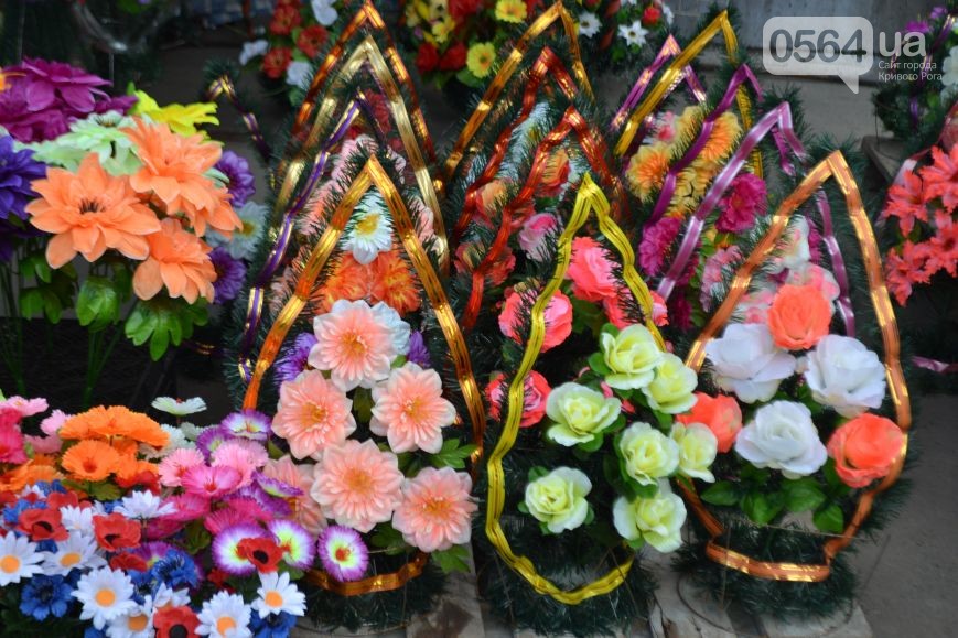 Авторитетно: искусственные цветы и "пикники" на кладбищах противоречат канонам христианства (ФОТО)