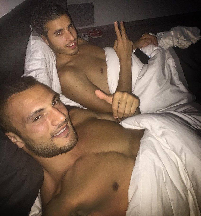 Игрок Зенита опубликовал фото с раздетым мужчиной в кровати