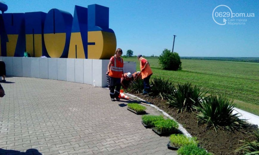 Знак "Мариуполь" на Донецкой трассе стал похож на вышиванку(ФОТО)