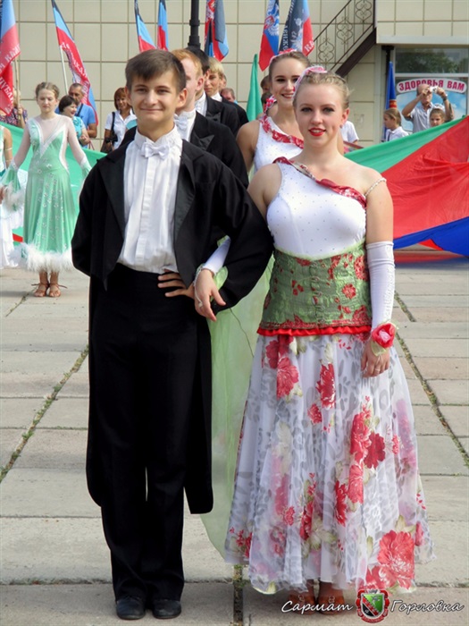 Танцы, шествие, награждение блогера с закрытым лицом - так прошло празднование дня Горловки