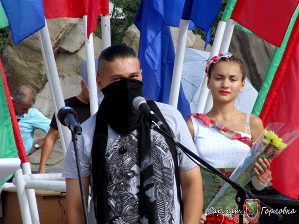 Танцы, шествие, награждение блогера с закрытым лицом - так прошло празднование дня Горловки