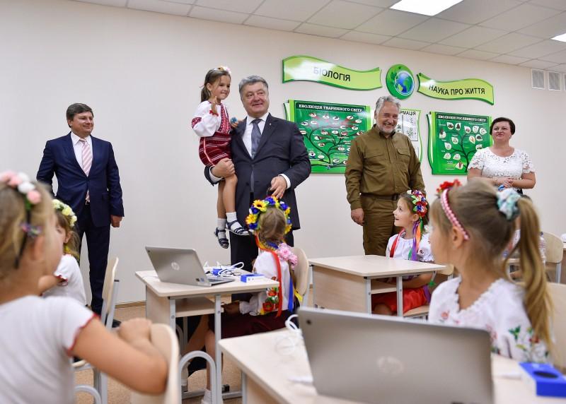 Порошенко восхитило исполнение украинского гимна школьниками в Донецкой области (ФОТО, ВИДЕО)