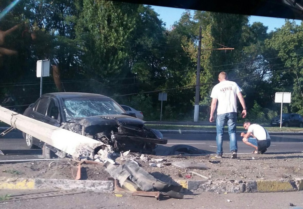 В Донецке автомобиль снес электроопору (ФОТО, ВИДЕО)