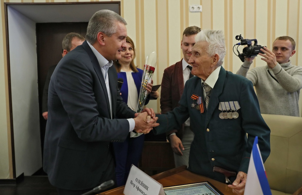 Сергей Аксенов вручил ключи от квартиры ветерану Великой Отечественной войны