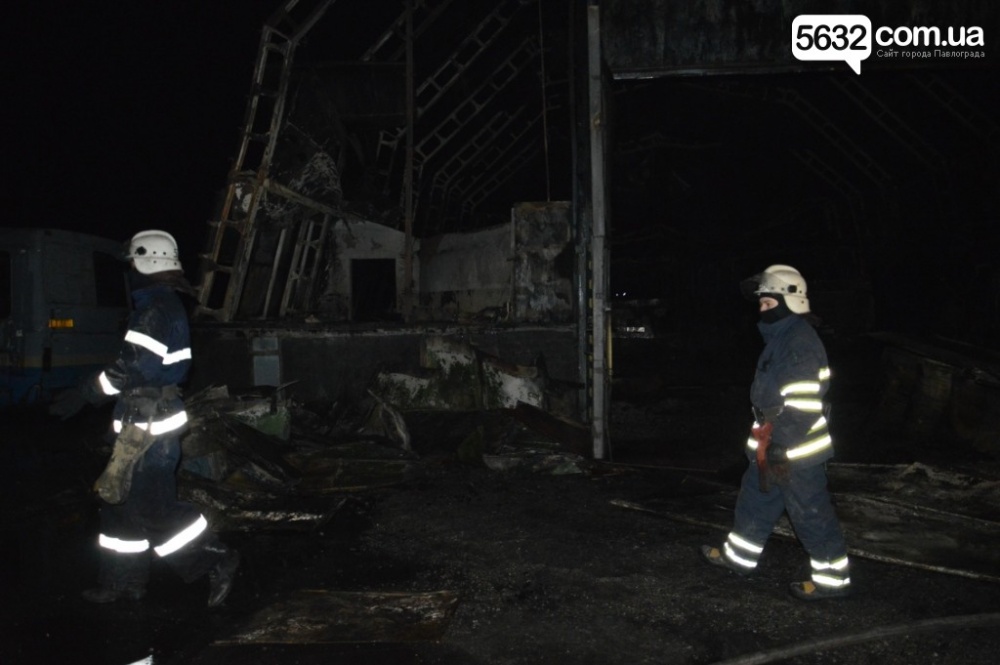 В филиале Павлоградской автобазы произошел пожар: сгорели 9 автобусов и 8 авто