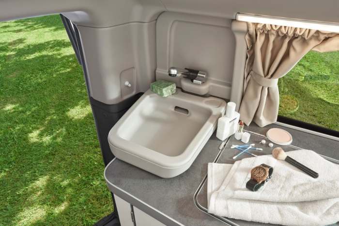 Энтузиасты показали, как из Ford Transit можно сделать удобный дом на колесах с душем и туалетом внутри
