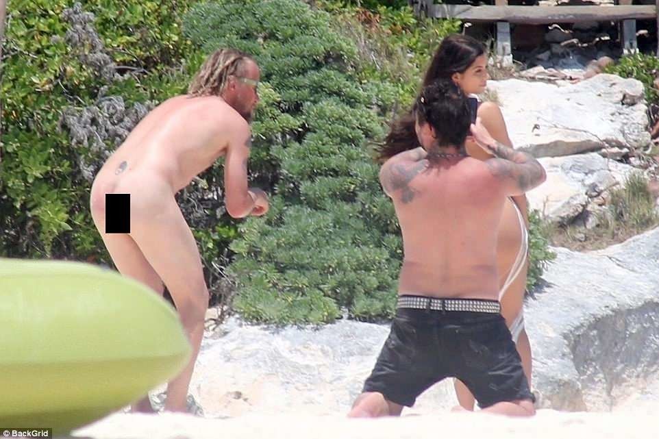 Любопытный голый мужик сорвал пляжную фотосессию Деми Роуз