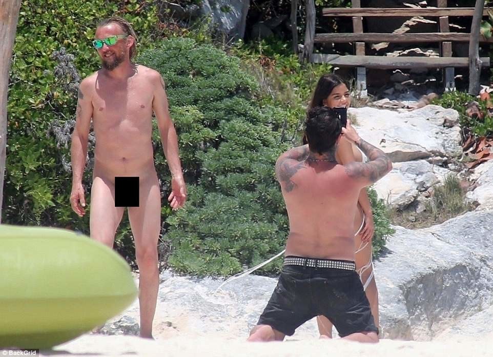 Любопытный голый мужик сорвал пляжную фотосессию Деми Роуз