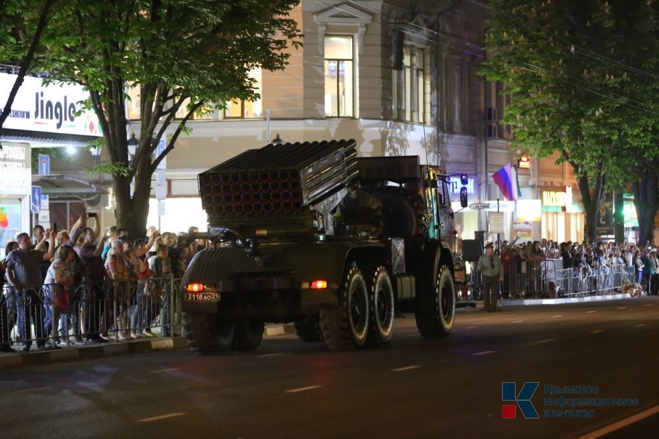 В Симферополе проходит первая ночная репетиция Парада Победы