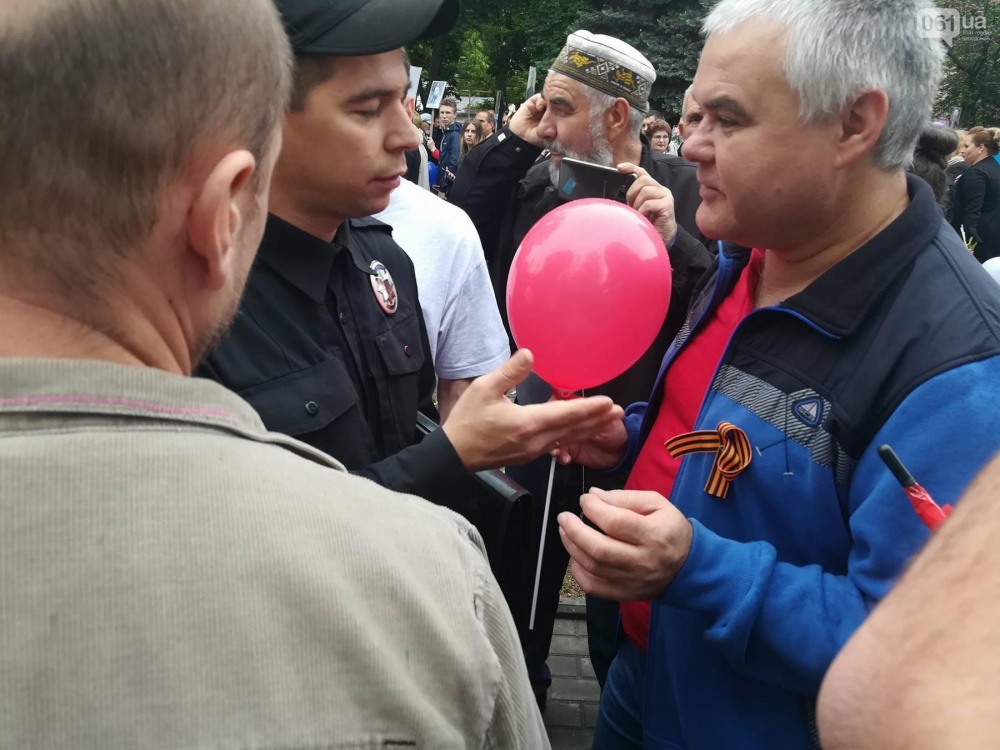 В Мелитополе митинг Балицкого закончился дракой - полиция просила снять георгиевские ленты, - ФОТО