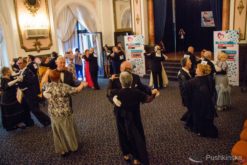 Танцы, песни и 250 гостей: в Одессе для седовласых кавалеров и дам организовали настоящий бал. Фоторепортаж