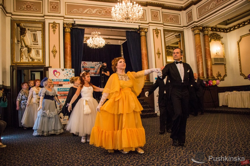 Танцы, песни и 250 гостей: в Одессе для седовласых кавалеров и дам организовали настоящий бал. Фоторепортаж