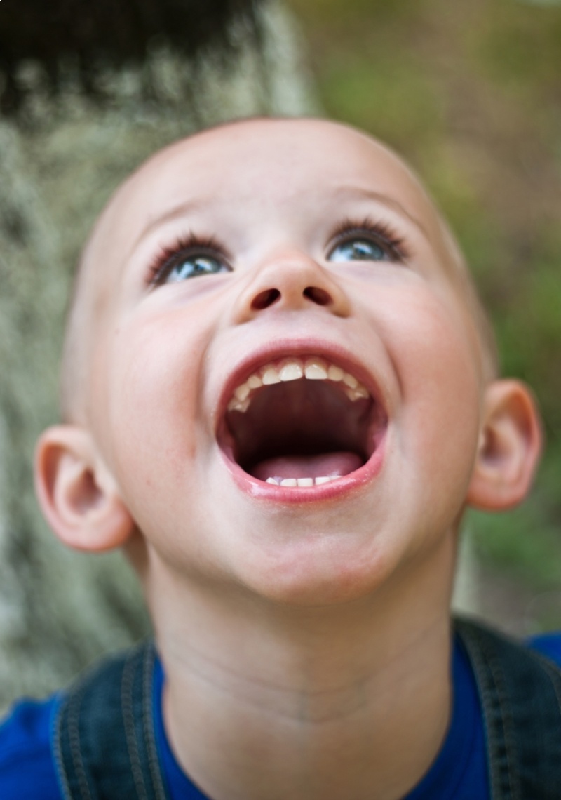 Мальчик открывающий рот. Мальчики с открытыми ртами. Дети открытый рот. Детское лицо с открытым ртом.