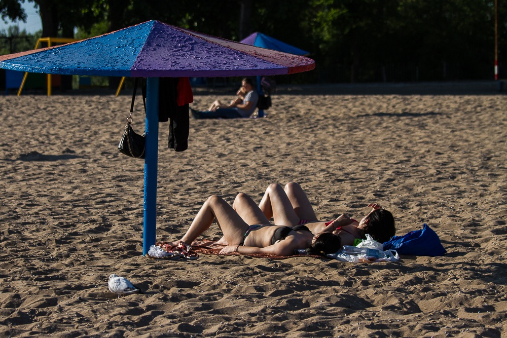 Один день из жизни запорожского пляжа (Фоторепортаж)