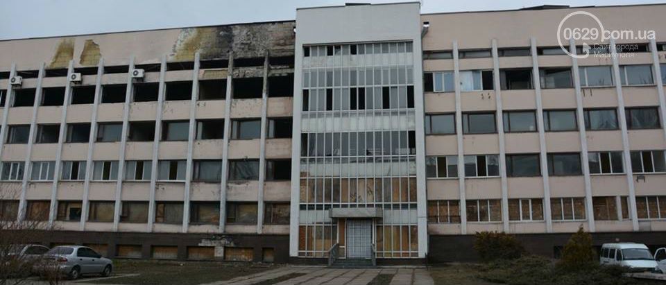 Здание сгоревшего горсовета в Мариуполе как символ войны и мира, - ФОТО