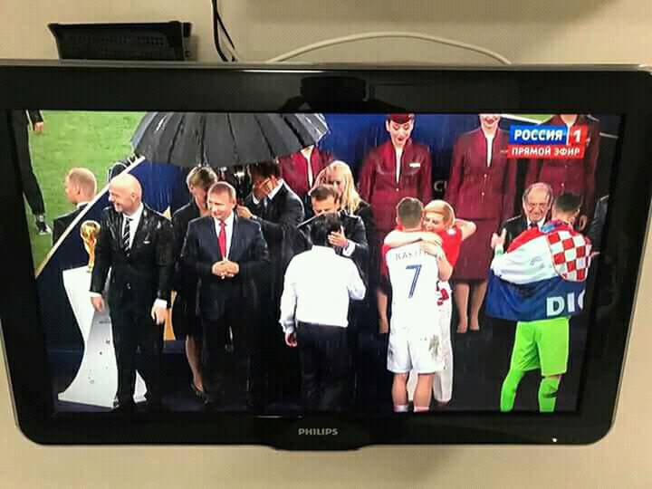 Мужская солидарность. В финале ЧМ над Путиным и Макроном раскрыли зонты, а президент Хорватии так и осталась мокнуть. Фото