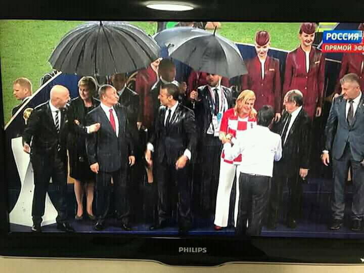 Мужская солидарность. В финале ЧМ над Путиным и Макроном раскрыли зонты, а президент Хорватии так и осталась мокнуть. Фото