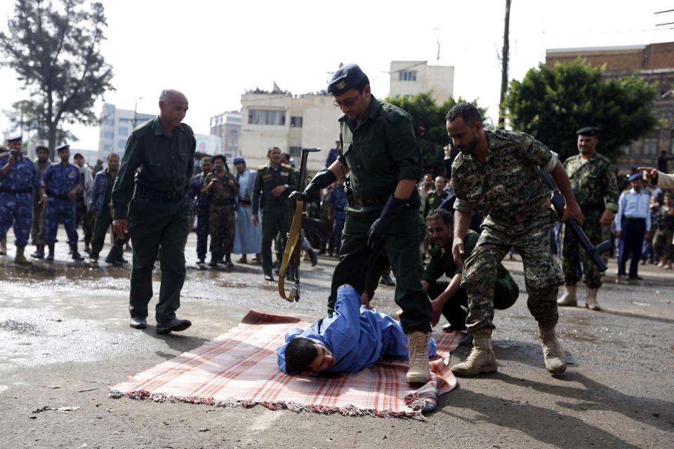 В Йемене трех мужчин за изнасилование мальчика прилюдно казнили, а трупы подвесили на подъемник. Фото