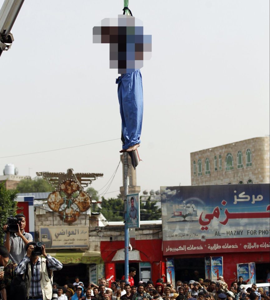 В Йемене трех мужчин за изнасилование мальчика прилюдно казнили, а трупы подвесили на подъемник. Фото