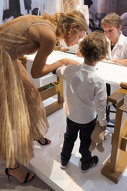 Наталья Водянова провела выходные на работе с мужем Антуаном Арно и детьми