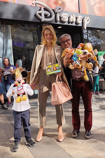 Наталья Водянова провела выходные на работе с мужем Антуаном Арно и детьми