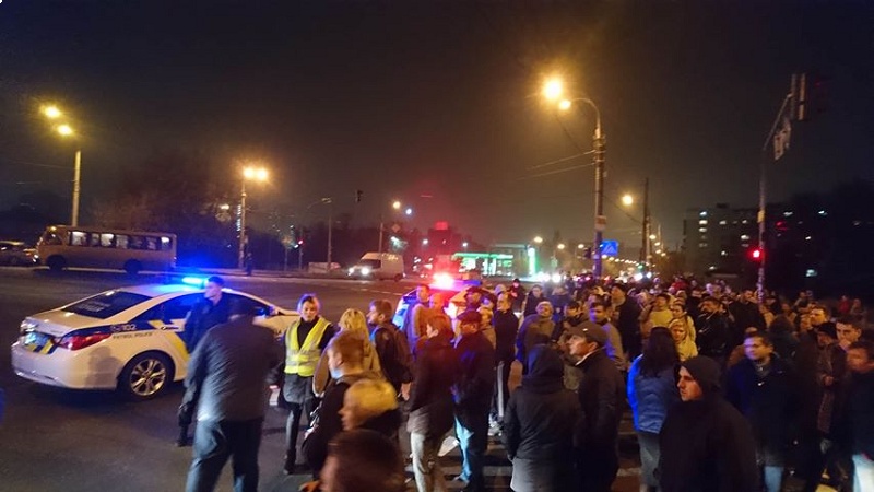В Киеве жильцы многоэтажек Мега Сити перекрыли Харьковское шоссе