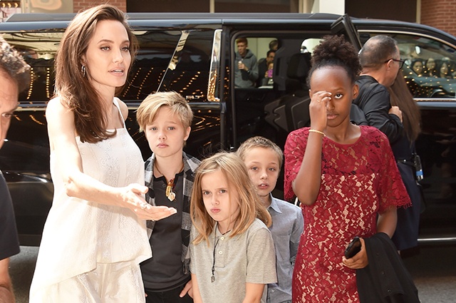 Дети Анджелины Джоли и Брэда Питта в Лос-Анджелесе: новые фото Шайло и Нокса