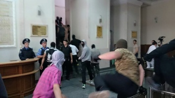 Люди в балаклавах ворвались в горсовет Харькова, произошли потасовки