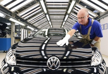 Акции концерна Volkswagen упали на 23%
