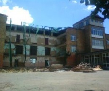 В Василькове начали демонтаж школы, обрушившейся в том году
