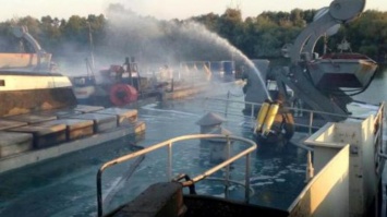 Под Одессой загорелось грузовое судно (фото)
