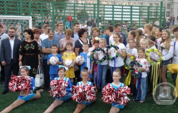 Праздник для днепропетровских школьников: в школе № 46, благодаря Борису Филатову, открыли новый стадион (Фото)