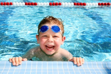 В Шевченковском районе детей бесплатно учат плавать