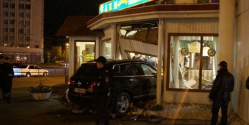 В Омске водитель внедорожника протаранил стену кафе, есть пострадавшие