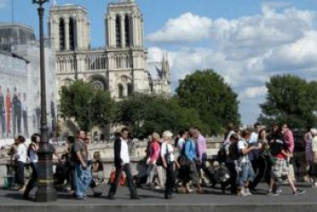 Франция: Париж создает зоны ночного шопинга