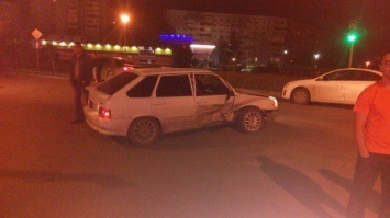 В Омске водитель сбил пешехода, врезался в два авто и сбежал