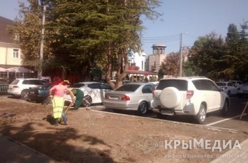 ФОТОФАКТ: В центре Симферополя на месте зеленой зоны появилась новая парковка