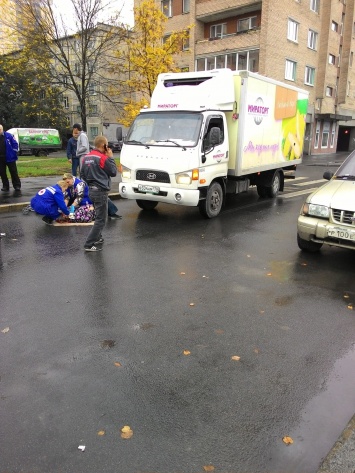 В Петербурге водитель грузовика сбил женщину на пешеходном переходе