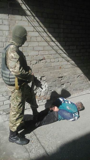 В Бердянске задержали троицу, работавшую на боевика "ДНР"