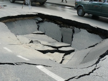 В Нижнем Новгороде асфальт рухнул под землю