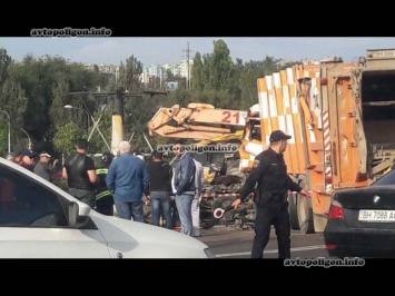 ДТП в Одессе: мусоровоз не разминулся с автовышкой. ФОТО