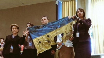 Делегацию из Украины за дырявый флаг выгнали из зала заседания ООН