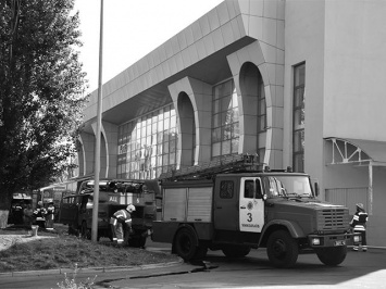 В Николаеве на территории торгового центра спасатели оттачивали навыки ликвидации пожаров