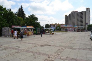 Центральная площадь в Ужгороде превращается в каменное поле (ВИДЕО)