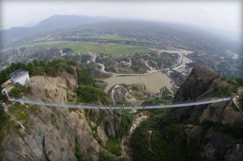 В Китае возвезли очень длинный стеклянный мост
