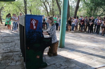 В симферопольском Ботаническом саду под открытым небом поставили пианино (ФОТО)
